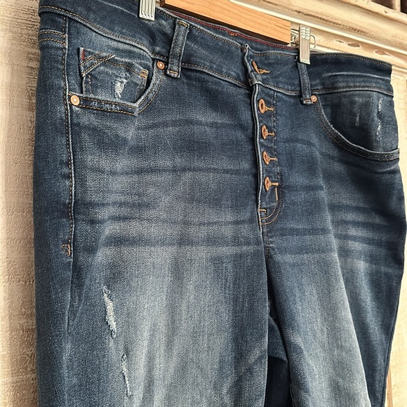 Distressed jeans - Picture 2 of 7